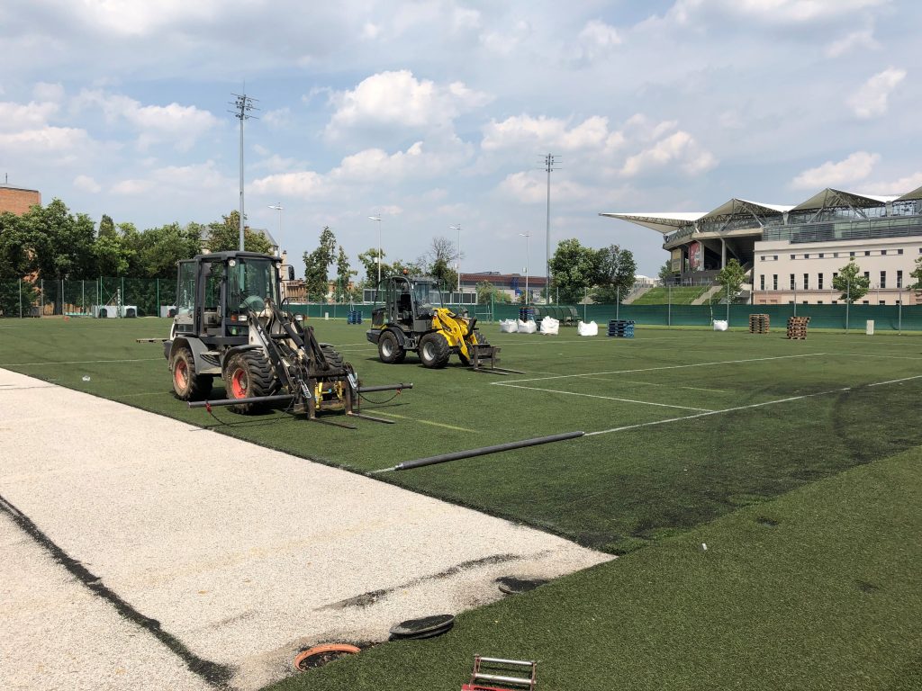 WYMIANA NAWIERZCHNI Z TRAWY SYNTETYCZNEJ DLA LEGII WARSZAWA !!!, InterHall Sp. z o.o. - Budowa hal sportowych LEGIA warszawa wymiana nawierzchni łazienkowska