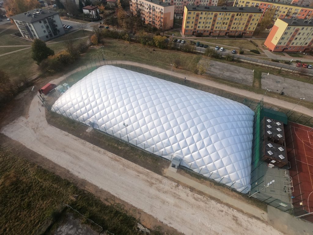 Hala pneumatyczna w Kielcach przy SP 27 już stoi, InterHall Sp. z o.o. - Budowa hal sportowych