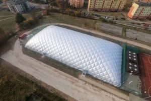 Hala pneumatyczna w Kielcach przy SP 27 już stoi