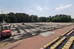 HALA PNEUMATYCZNA I BOISKO Z SZTUCZNEJ TRAWY NA  WARSZAWSKIM OSIR BEMOWO