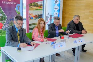 BUDOWA KRYTEGO LODOWISKA W JAŚLE